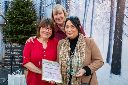A picture of Joanne Miladinovic being presented with her Best Small / Container Garden winners certificate and trophy